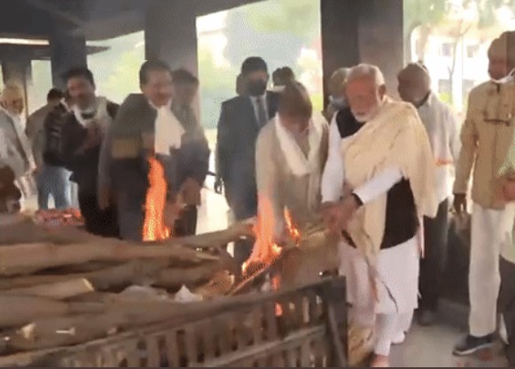पीएम मोदी की मां हीराबेन